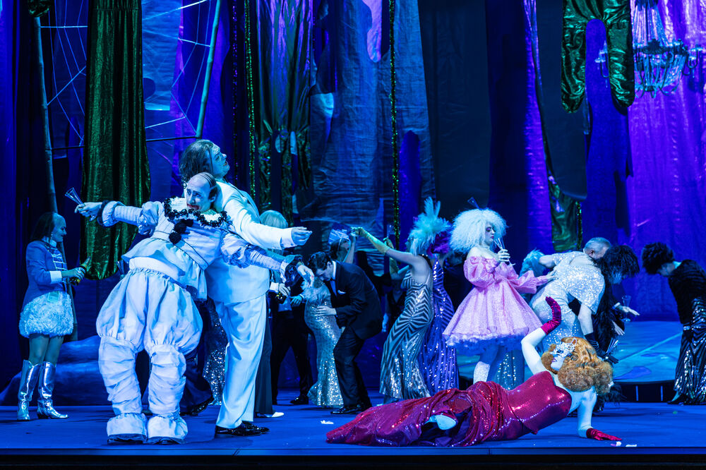 Die Fledermaus___P 08.12.2023 | Marianne Schechtel, Johannes Schwarz, Johannes Mooser, Emma McNairy, Dorothea Böhm, Opernchor