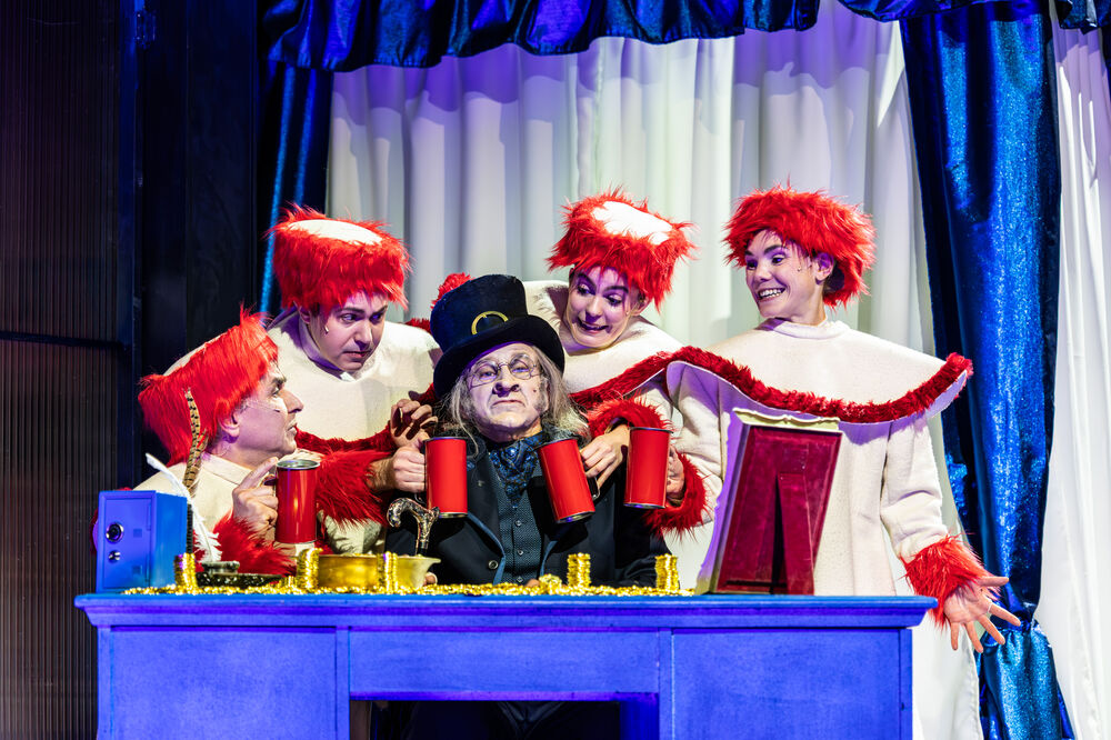 Ebenizer Scrooge (Vivian Frey) ärgert sich über die Spendensammler an Weihnachten. Im Laufe einer Weihnachtsnacht wird der alte Geizhals von drei Geistern geläutert. (Foto: Christina Iberl)