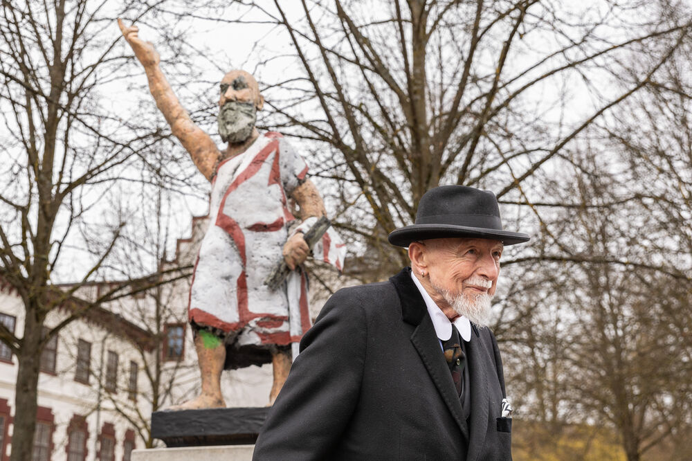 Markus Lüpertz vor seiner Skulptur von Herzog Georg II, Foto: Christina Iberl