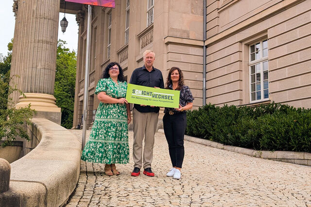 Cindy Kotzott und Christiane Eck-Meißner von der LebenshilfeWerk Meiningen gGmbH mit Schirmherr Jens Neundorff von Enzberg.