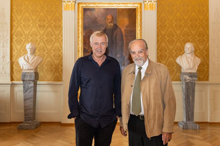 Ernst Friedrich von Wangenheim (rechts) gemeinsam mit Intendant Jens Neundorff von Enzberg vor dem lebensgroßen Porträt von „Theaterherzog“ Georg II. im Foyer des Staatstheaters Meiningen. (c) Christina Iberl