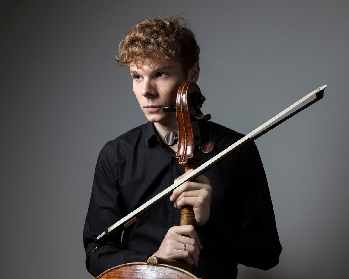 Bruno Philippe spielt Schostakowitschs Konzert für Violoncello und Orchester Nr. 1 in Es-Dur, Op. 107, Foto: Philippe Matsas
