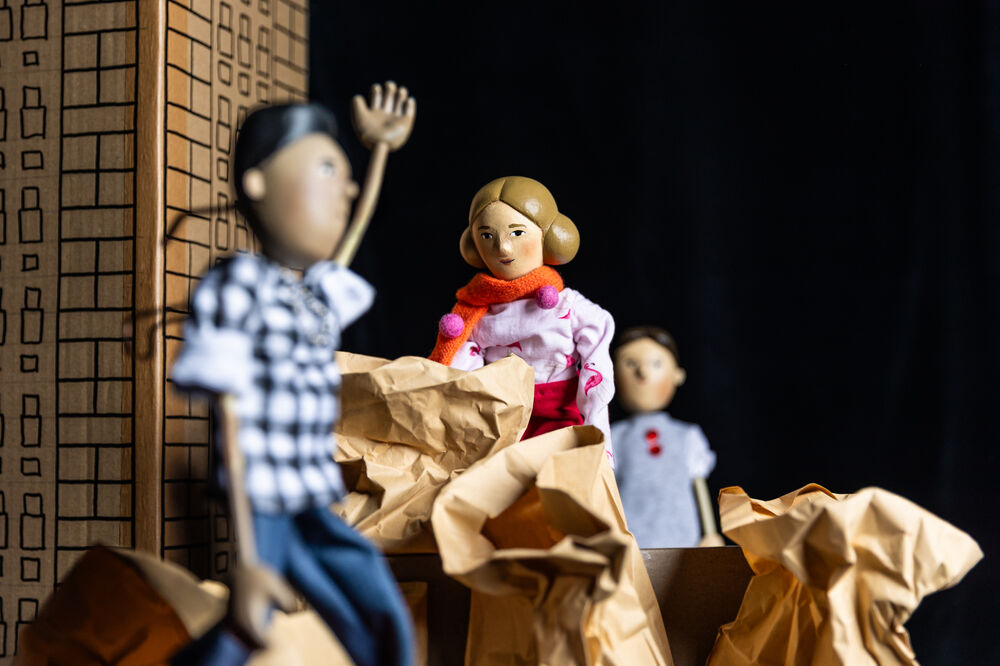 In den Müllcontainern der Hochhaussiedlung suchen Karim (links), Prinzessin (Mitte) und Kati (rechts) nach weggeworfenen Schätzen. Foto: C. Iberl