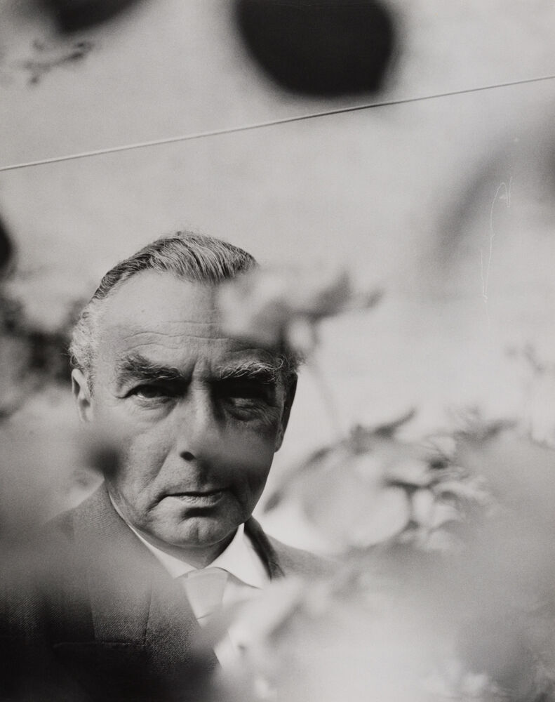 Erich Kästner im Münchner Herzogpark, 1962, Foto: Barbara Niggl Radloff, Quelle: https://sammlungonline.muenchner-stadtmuseum.de/objekt/erich-kaestner-im-herzogpark-10217480.htm