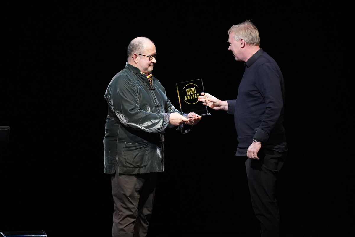 Manuel Brug überreicht Jens Neundorff von Enzberg den Award (c) Oper Award© Michel Schnater