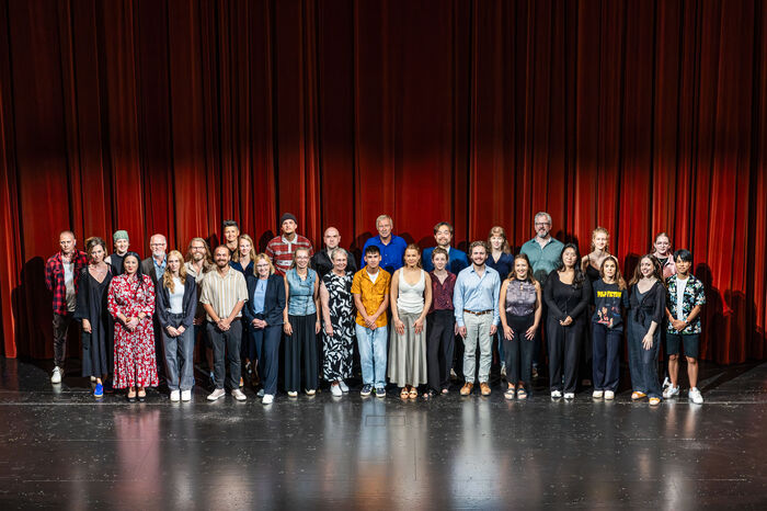 Die neuen Mitarbeiter des Staatstheaters Meiningen mit Intendant Jens Neundorff von Enzberg bei der Spielzeiteröffnung am 21. August 2025. Insgesamt konnten 42 Kollegen begrüßt werden, die im Laufe der Spielzeit 2024/2025 bzw. zum Start der Spielzeit 2025/2026 neu ans Haus gekommen sind. (Foto: Christina Iberl)