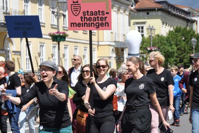 Mitarbeiter des Staatstheaters beim Stadtfest-Umzug 2024