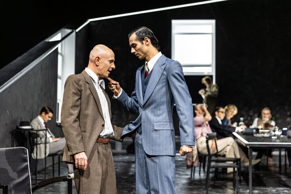 Ende einer Verhandlung__P 27.09.2024 | Gunnar Blume, Leonard Pfeiffer (vorn), Ensemble