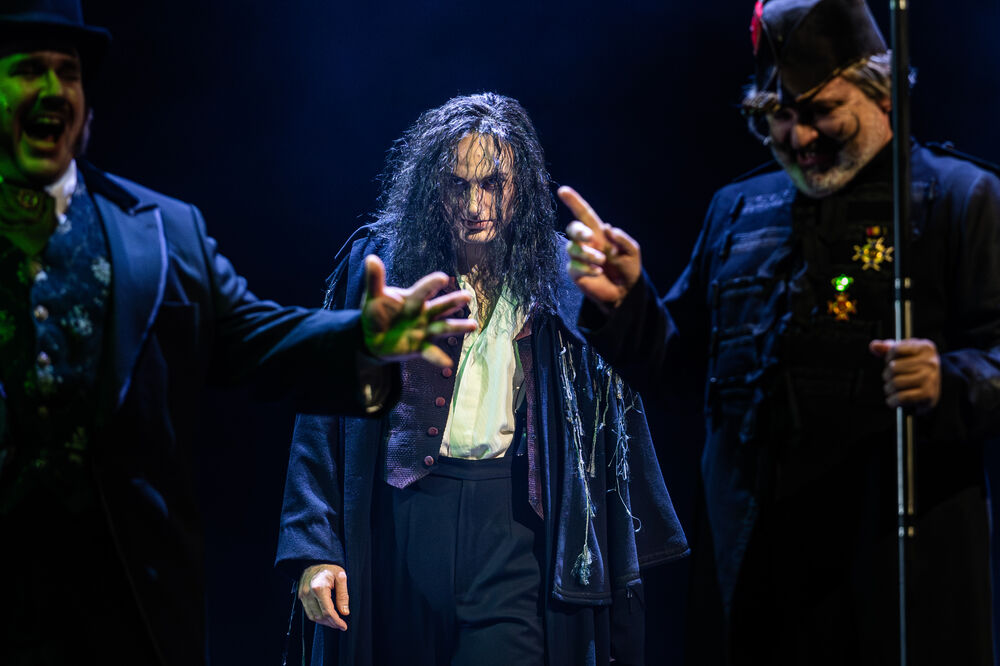 Jekyll &amp; Hyde__P 06.12.2024 | Florian Minnerop (Mitte), Andreas Kalmbach, Horst Arnold