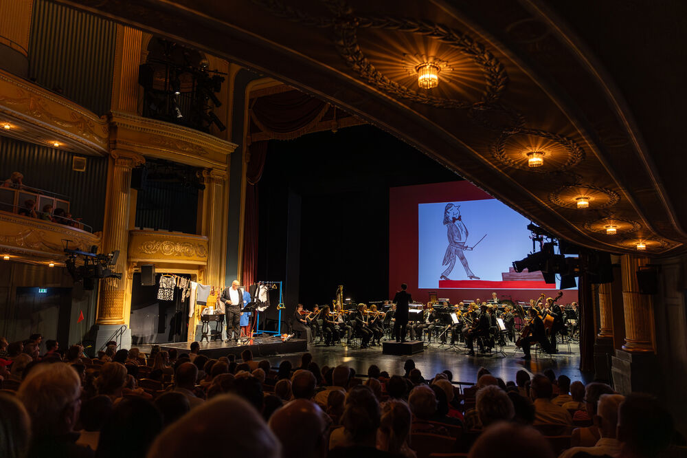 Das Orchester zieht sich an mit Falk P. Ulke und der Meininger Hofkapelle