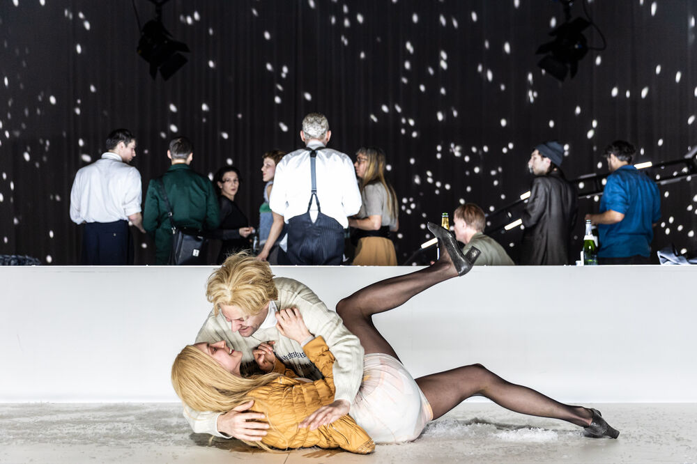 Drei Schwestern__P 15.03.2024 | Pauline Gloger, Lukas Umlauft, Ensemble