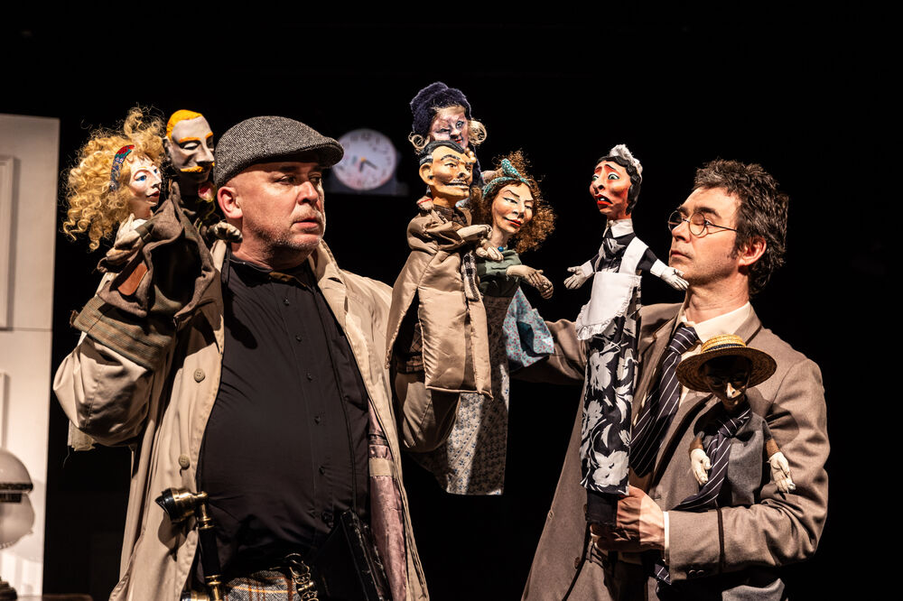 Ein Mord wird angekündigt__P 20.04.2024 | Falk P. Ulke mit Julia Simmons, Edmund Swettenham, Inspektor Craddock, Letitia Blacklock und Philippa Haymes; Sebastian Putz mit Mitzi und Patrick Simmons