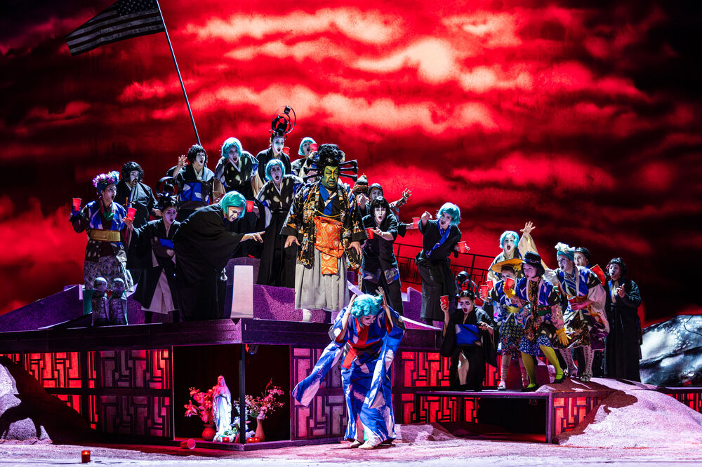 Madama Butterfly__P 14.04.2024 | Deniz Yetim (vorn), Raphael Hering, Selcuk Hakan Tirasoglu, Chor